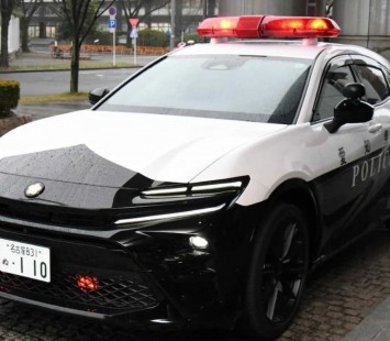 Японские правоохранительные органы получили от Toyota гибридный кроссовер Crown Sport, однако применять его в погонях за нарушителями они не планируют.