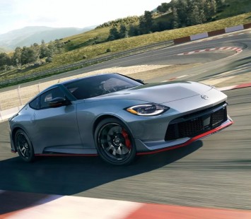 Спустя два года после дебюта топовая версия купе Nissan Z Nismo обзаведётся опцией механической коробки передач. Сейчас она доступна исключительно с 9-ступенчатым «автоматом».